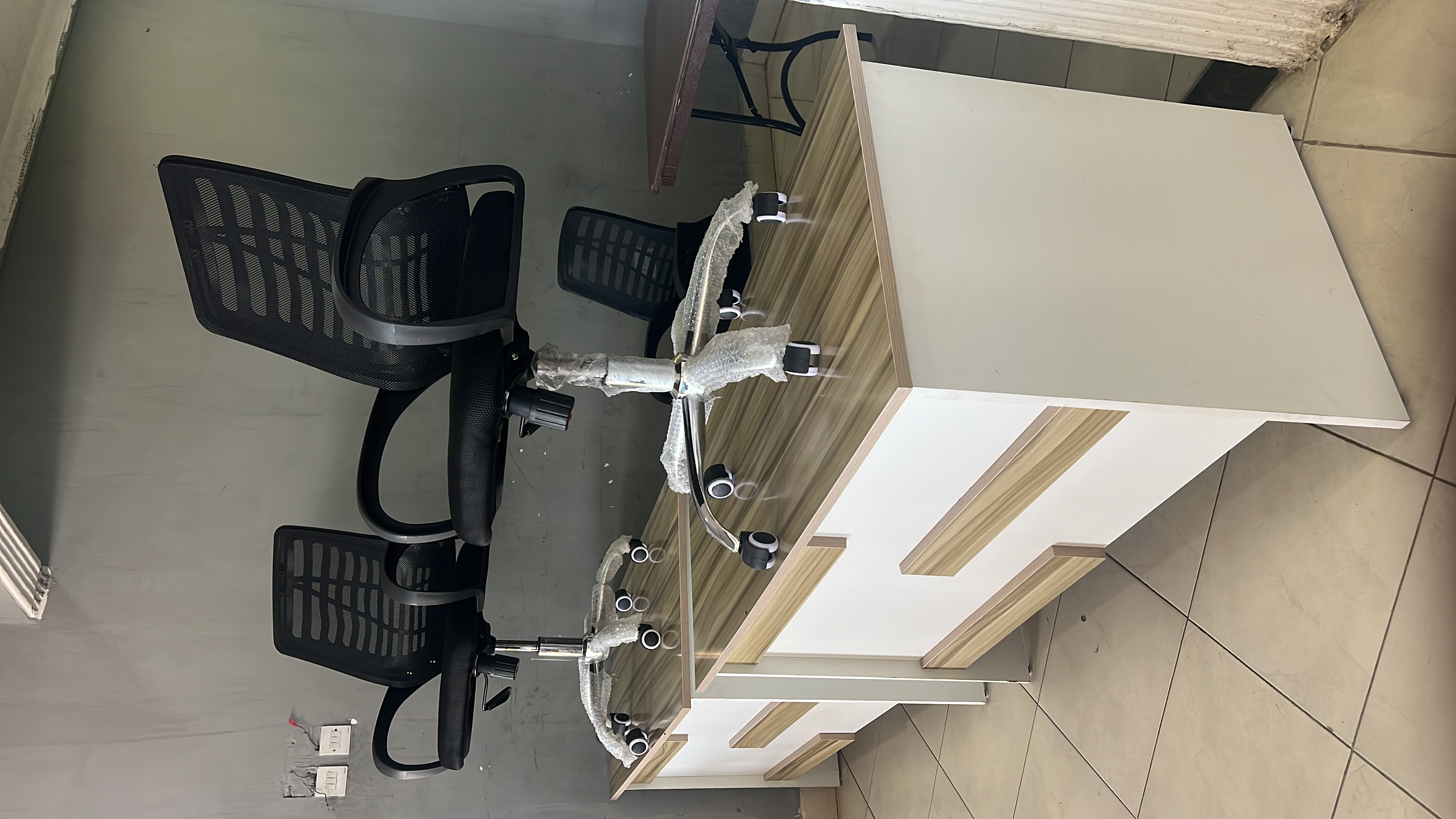 Front Office - White/Oak with 1 chair